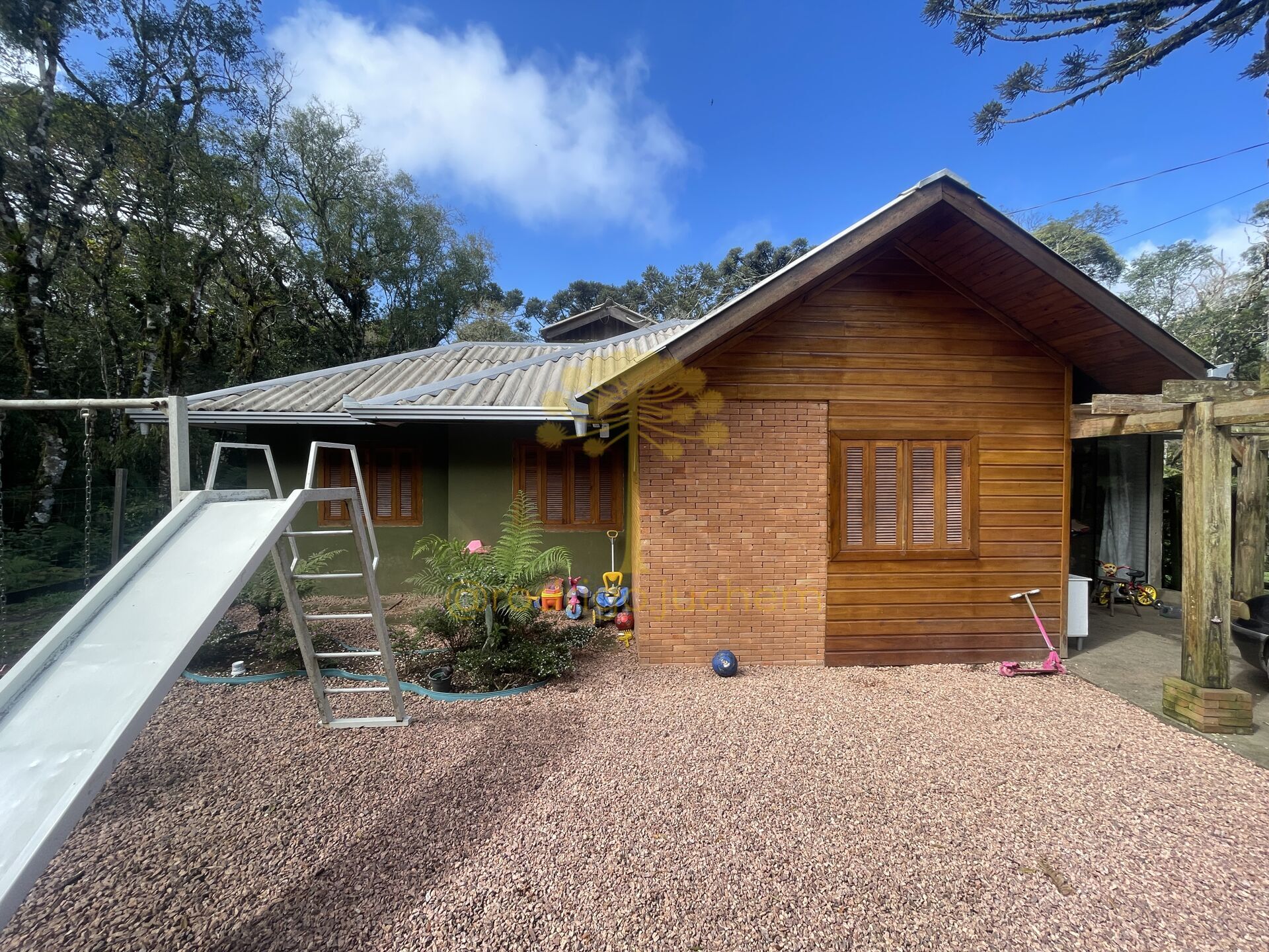Casa + cabana à venda no Loteamento Colinas, em São Francisco de Paula, em uma região tranquila e cercada pela natureza.